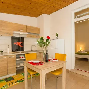 Leon-sara Apartment
